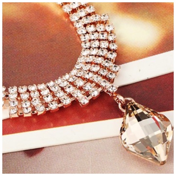 🎁 Swarovski Crystals Droplet Necklace - Picture 7 of 9